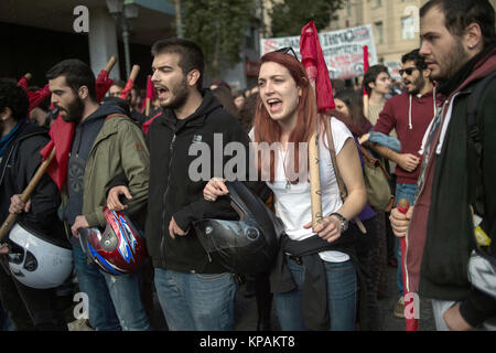 Athènes, Grèce. 14 Décembre, 2017. Les membres de l'Union communiste PAME démontrer au cours d'une réception ouverte 24h grève générale contre la politique d'austérité du gouvernement à Athènes, Grèce, 14 décembre 2017. Le slogan de la protestation se lit comme suit : "La pauvreté, les impôts, le chômage - vous (le gouvernement) ont franchi toutes les limites". Angelos Tzortzinis : Crédit/dpa/Alamy Live News Banque D'Images