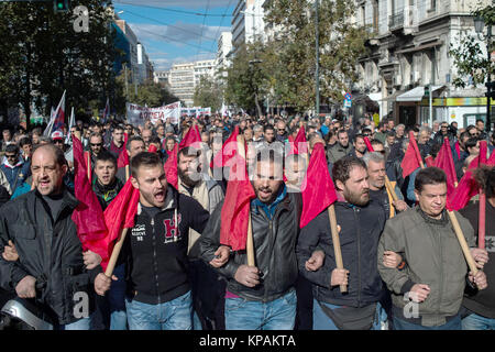 Athènes, Grèce. 14 Décembre, 2017. Les membres de l'Union communiste PAME démontrer au cours d'une réception ouverte 24h grève générale contre la politique d'austérité du gouvernement à Athènes, Grèce, 14 décembre 2017. Le slogan de la protestation se lit comme suit : "La pauvreté, les impôts, le chômage - vous (le gouvernement) ont franchi toutes les limites". Angelos Tzortzinis : Crédit/dpa/Alamy Live News Banque D'Images