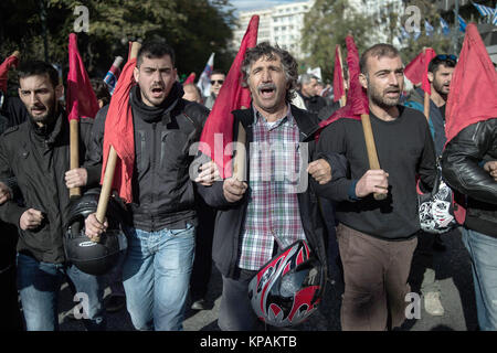 Athènes, Grèce. 14 Décembre, 2017. Les membres de l'Union communiste PAME démontrer au cours d'une réception ouverte 24h grève générale contre la politique d'austérité du gouvernement à Athènes, Grèce, 14 décembre 2017. Le slogan de la protestation se lit comme suit : "La pauvreté, les impôts, le chômage - vous (le gouvernement) ont franchi toutes les limites". Angelos Tzortzinis : Crédit/dpa/Alamy Live News Banque D'Images