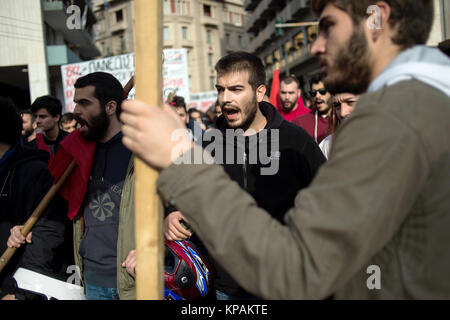 Athènes, Grèce. 14 Décembre, 2017. Les membres de l'Union européenne démontrent au cours d'une réception ouverte grève générale contre la politique d'austérité du gouvernement à Athènes, Grèce, 14 décembre 2017. Le slogan de la protestation se lit comme suit : "La pauvreté, les impôts, le chômage - vous (le gouvernement) ont franchi toutes les limites". Angelos Tzortzinis : Crédit/dpa/Alamy Live News Banque D'Images