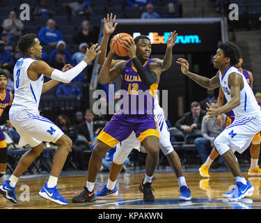 12 Décembre, 2017 ; Memphis, TN, USA ; Albany, DEVONTE CAMPBELL (12), est entouré par une foule de Memphis Tigers joueurs, dans un match de basket-ball de NCAA D1. Les Memphis Tigers a défait l'Albany Great Danes, 67-58, à la FedEx Forum. Kevin Langley/CSM Banque D'Images
