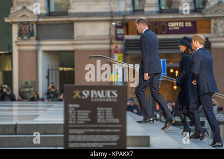 Londres, Royaume-Uni. 14 Décembre, 2017. Le prince William, Kate et le prince Harry arriver - Tour de Grenfell Service commémoratif à la Cathédrale St Paul exactement six mois après la catastrophe de la tour de Grenfell. Tour de Grenfell, les survivants et les familles des disparus et à l'ordre de service axés sur se souvenir de ceux qui ont perdu la vie, à offrir des messages de soutien pour les endeuillés, et sur l'offre de la force et de l'espoir pour l'avenir, pour ceux de toutes les religions et aucun. Londres 14 décembre 2017 Crédit : Guy Bell/Alamy Live News Banque D'Images