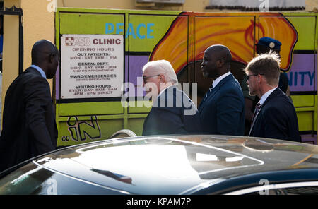 Banjul, Gambie. 14 Décembre, 2017. Le Président allemand Frank-Walter Steinmeier (C) des visites de l'hôpital du samaritain du travailleur en Dippakunda Organisation près de Banjul, Gambie, 14 décembre 2017. Steinmeier a visité le pays, le Ghana et la Gambie au cours de sa visite de quatre jours dans la région. Crédit : Bernd von Jutrczenka/dpa/Alamy Live News Banque D'Images