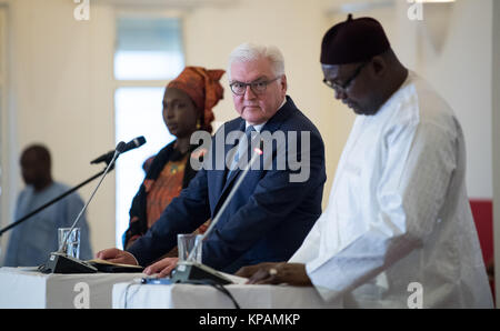 Banjul, Gambie. 14 Décembre, 2017. Le Président allemand Frank-Walter Steinmeier (L) et le président de la Gambie, Adama Barrow lors d'une conférence de presse après leur réunion à Banjul, Gambie, 14 décembre 2017. Steinmeier a visité le pays, le Ghana et la Gambie au cours de sa visite de quatre jours dans la région. Crédit : Bernd von Jutrczenka/dpa/Alamy Live News Banque D'Images