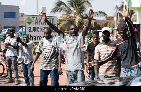 Banjul, Gambie. 14 Décembre, 2017. Cheering Gambiens se tenir dans les rues alors que le convoi de voiture Président allemand Frank-Walter Steinmeier et le président de la Gambie, Adama Barrow passent à Banjul, Gambie, 14 décembre 2017. Steinmeier a visité le pays, le Ghana et la Gambie au cours de sa visite de quatre jours dans la région. Crédit : Bernd von Jutrczenka/dpa/Alamy Live News Banque D'Images