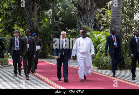 Banjul, Gambie. 14 Décembre, 2017. Le Président allemand Frank-Walter Steinmeier (L) et le président de la Gambie, Adama Barrow arrivent pour une conférence de presse à Banjul, Gambie, 14 décembre 2017. Steinmeier a visité le pays, le Ghana et la Gambie au cours de sa visite de quatre jours dans la région. Crédit : Bernd von Jutrczenka/dpa/Alamy Live News Banque D'Images