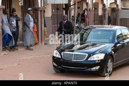 Banjul, Gambie. 14 Décembre, 2017. Le Président allemand Frank-Walter Steinmeier (C) des visites de l'hôpital du samaritain du travailleur en Dippakunda Organisation près de Banjul, Gambie, 14 décembre 2017. Steinmeier a visité le pays, le Ghana et la Gambie au cours de sa visite de quatre jours dans la région. Crédit : Bernd von Jutrczenka/dpa/Alamy Live News Banque D'Images