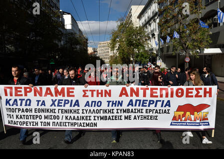 Athènes, Grèce, le 14 décembre, 2017. Communistes grecs mars pendant la grève générale de 24 heures contre la politique d'austérité du gouvernement à Athènes, Grèce. Crédit : Nicolas Koutsokostas/Alamy Live News Banque D'Images