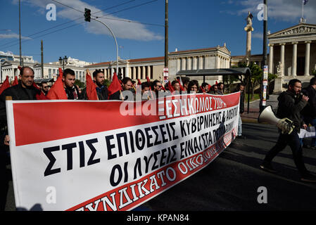 Athènes, Grèce, le 14 décembre, 2017. Communistes grecs mars pendant la grève générale de 24 heures contre la politique d'austérité du gouvernement à Athènes, Grèce. Crédit : Nicolas Koutsokostas/Alamy Live News Banque D'Images