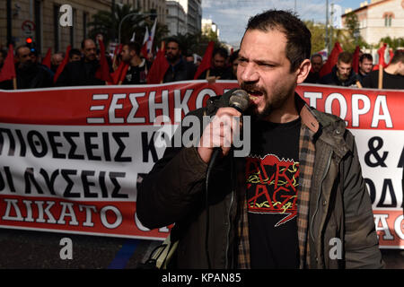 Athènes, Grèce, le 14 décembre, 2017. Communistes grecs mars pendant la grève générale de 24 heures contre la politique d'austérité du gouvernement à Athènes, Grèce. Crédit : Nicolas Koutsokostas/Alamy Live News Banque D'Images
