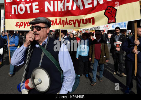 Athènes, Grèce, le 14 décembre, 2017. Mars manifestants scandant des slogans pendant la grève générale de 24 heures contre la politique d'austérité du gouvernement à Athènes, Grèce. Crédit : Nicolas Koutsokostas/Alamy Live News Banque D'Images