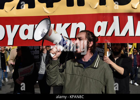 Athènes, Grèce, le 14 décembre, 2017. Mars manifestants scandant des slogans pendant la grève générale de 24 heures contre la politique d'austérité du gouvernement à Athènes, Grèce. Crédit : Nicolas Koutsokostas/Alamy Live News Banque D'Images