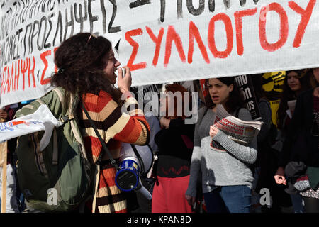 Athènes, Grèce, le 14 décembre, 2017. Mars manifestants scandant des slogans pendant la grève générale de 24 heures contre la politique d'austérité du gouvernement à Athènes, Grèce. Crédit : Nicolas Koutsokostas/Alamy Live News Banque D'Images