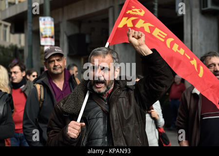 Athènes, Grèce, le 14 décembre, 2017. Un des slogans de gauche chants manifestant avec son poing levé pendant qu'il marche pendant la grève générale de 24 heures contre la politique d'austérité du gouvernement à Athènes, Grèce. Crédit : Nicolas Koutsokostas/Alamy Live News Banque D'Images
