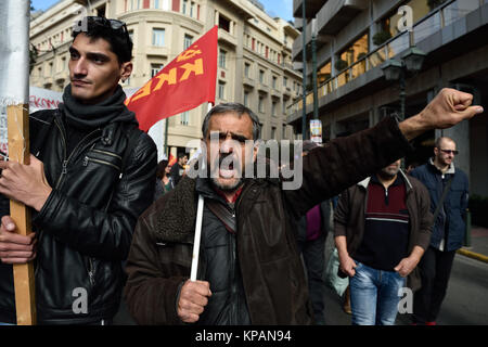 Athènes, Grèce, le 14 décembre, 2017. Les manifestants de gauche mars scandant des slogans pendant la grève générale de 24 heures contre la politique d'austérité du gouvernement à Athènes, Grèce. Crédit : Nicolas Koutsokostas/Alamy Live News Banque D'Images