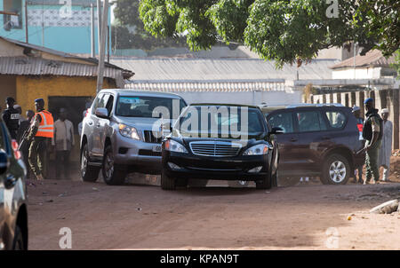 Banjul, Gambie. 14 Décembre, 2017. Le Président allemand Frank-Walter Steinmeier, lecteurs de convoi à l'hôpital du samaritain du travailleur en Dippakunda Organisation près de Banjul, Gambie, 14 décembre 2017. Steinmeier a visité le pays, le Ghana et la Gambie au cours de sa visite de quatre jours dans la région. Crédit : Bernd von Jutrczenka/dpa/Alamy Live News Banque D'Images