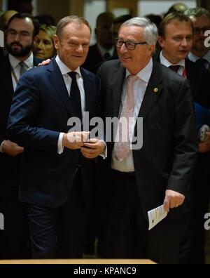 Bruxelles, Belgique. 14 Décembre, 2017. Le chef du Conseil européen de Donald Tusk (à gauche) et le président de la Commission européenne, Jean-Claude Juncker sont à venir d'un sommet européen à Bruxelles, Belgique, le 14 décembre 2017. Credit : Jakub Dospiva/CTK Photo/Alamy Live News Banque D'Images