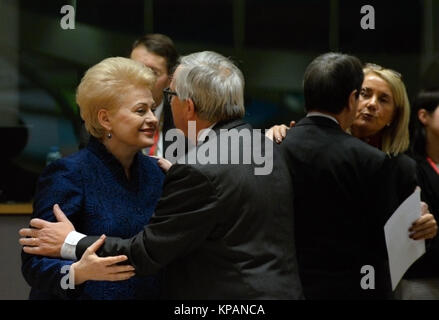 Bruxelles, Belgique. 14 Décembre, 2017. De gauche le président de la Lituanie, Dalia Grybauskaite accueille le président de la Commission européenne, Jean-Claude Juncker lors du sommet de l'UE à l'Europa à Bruxelles, Belgique, le 14 décembre 2017. (Photo/CTK Jakub Dospiva Banque D'Images