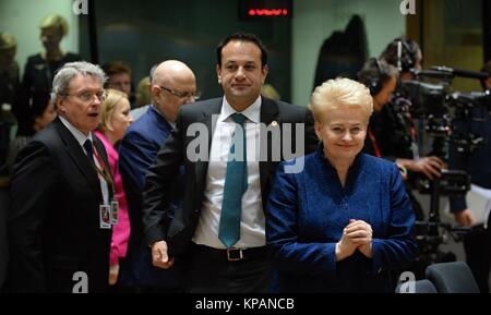 Bruxelles, Belgique. 14 Décembre, 2017. Le Premier ministre irlandais, Leo Varadkar (centre) et le président de la Lituanie, Dalia Grybauskaite viennent au sommet de l'UE à l'Europa à Bruxelles, Belgique, le 14 décembre 2017. Credit : Jakub Dospiva/CTK Photo/Alamy Live News Banque D'Images