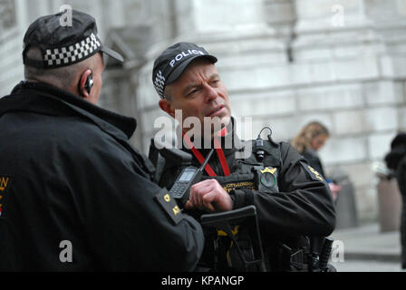 Londres, Royaume-Uni. 14 Décembre, 2017. Une sécurité élevée à la Tour de Grenfell Service commémoratif à la Cathédrale St Paul. Credit : JOHNNY ARMSTEAD/Alamy Live News Banque D'Images