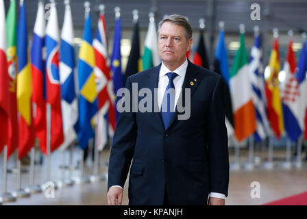 Bruxelles, Belgique. 14 Décembre, 2017. Le Président Klaus Iohannis arrive au siège de l'UE pour un Sommet européen à Bruxelles, Belgique, le 14 décembre 2017. Credit : Ye Pingfan/Xinhua/Alamy Live News Banque D'Images