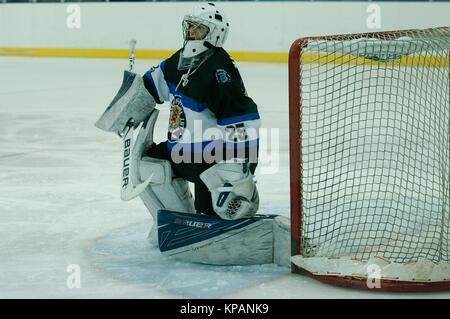 Dumfries, en Écosse, le 14 décembre 2017. Oliver Soovik jouant dans leur objectif pour l'Estonie en 2018 de Hockey sur glace IIHF Championnat du Monde U20 Division II, Groupe d'un match contre le Japon dans la région de Dumfries Crédit : Colin Edwards/Alamy Live News. Banque D'Images