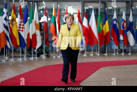 Bruxelles, Belgique. 14 Décembre, 2017. La chancelière allemande Angela Merkel arrive au siège de l'UE pour un Sommet européen à Bruxelles, Belgique, le 14 décembre 2017. Credit : Ye Pingfan/Xinhua/Alamy Live News Banque D'Images