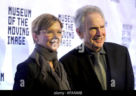 New York, USA. 13 Décembre, 2017. Annette Bening et Warren Beatty assister à la 31e Musée de l'image en mouvement Hommage à Annette Bening à 583 Park Avenue, le 13 décembre 2017 dans la ville de New York. Credit : Geisler-Fotopress/Alamy Live News Banque D'Images