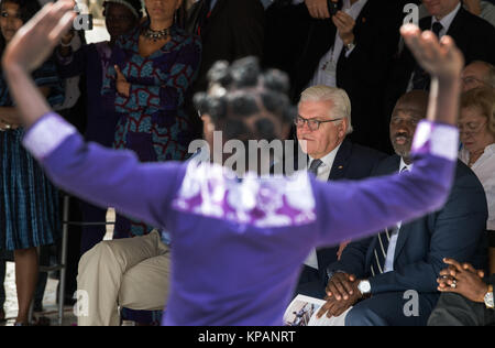 Banjul, Gambie. 14 Décembre, 2017. Le Président allemand, Frank-Walter Steinmeier, visites, l'Amadou Bansang Jobarteh Music School à Banjul, Gambie, 14 décembre 2017. Steinmeier a visité le pays, le Ghana et la Gambie au cours de sa visite de quatre jours dans la région. Crédit : Bernd von Jutrczenka/dpa/Alamy Live News Banque D'Images