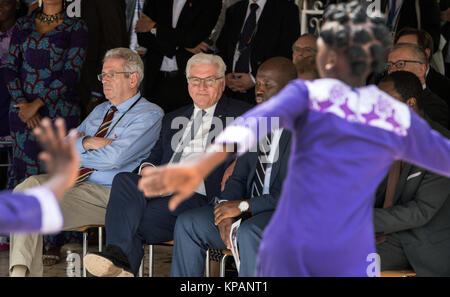 Banjul, Gambie. 14 Décembre, 2017. Le Président allemand, Frank-Walter Steinmeier, visites, l'Amadou Bansang Jobarteh Music School à Banjul, Gambie, 14 décembre 2017. Steinmeier a visité le pays, le Ghana et la Gambie au cours de sa visite de quatre jours dans la région. Crédit : Bernd von Jutrczenka/dpa/Alamy Live News Banque D'Images