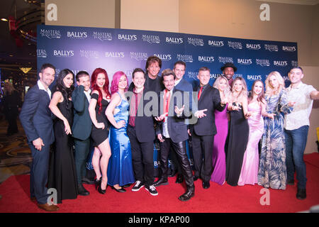 Las Vegas, USA. 13 Décembre, 2017. Le cast de maîtres de l'illusion sur le tapis rouge au Bally's Jubilee Theatre à Las Vegas, NV. Crédit : l'accès Photo/Alamy Live News Banque D'Images