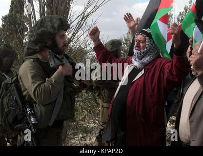 14 décembre 2017 - Des affrontements éclatent dans la ville de Al-Naqura, près de la ville cisjordanienne de Naplouse entre les forces de sécurité israéliennes et les Palestiniens en colère contre Trump's viennent à Jérusalem. Il y a eu plusieurs affrontements entre Palestiniens et forces israéliennes en Cisjordanie, Gaza et Jérusalem Est, après le président américain, Donald Trump's reconnaissance de Jérusalem comme capitale d'Israël. Federica Mogherini, le haut représentant de l'Union européenne pour les affaires étrangères a souligné que ''la Trump annonce a le potentiel de nous envoyer vers l'arrière pour encore plus sombre que celles que nous Banque D'Images