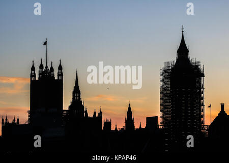 Londres, Royaume-Uni. 14 Décembre, 2017. Un croissant de lune décoration d'arbre de Noël est silhouetté contre un hiver coloré de soleil sur une soirée froide Crédit : amer ghazzal/Alamy Live News Banque D'Images