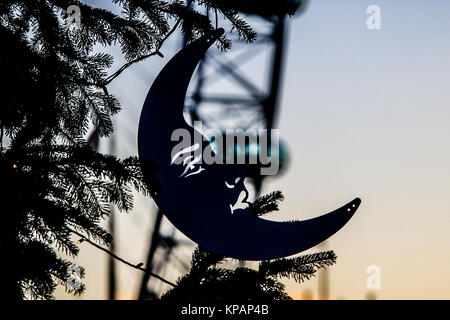 Londres, Royaume-Uni. 14 Décembre, 2017. Un croissant de lune décoration d'arbre de Noël est silhouetté contre un hiver coloré de soleil sur une soirée froide Crédit : amer ghazzal/Alamy Live News Banque D'Images