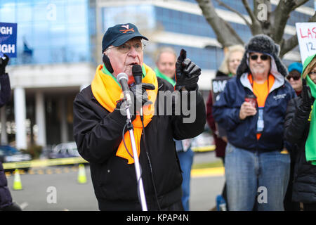 Fairfax, VA, USA. 14 Décembre, 2017. Vigile de la 60e à la mémoire de l'école élémentaire de Sandy Hook massacre a lieu en dehors de la National Rifle Association sur le cinquième anniversaire de la prise de vue. Credit : Nicole verre / Alamy Live News. Banque D'Images