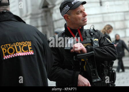 Londres, Royaume-Uni. 14 Décembre, 2017. Une sécurité élevée à la Tour de Grenfell Service commémoratif à la Cathédrale St Paul. Ville de London police en action. Credit : JOHNNY ARMSTEAD/Alamy Live News Banque D'Images