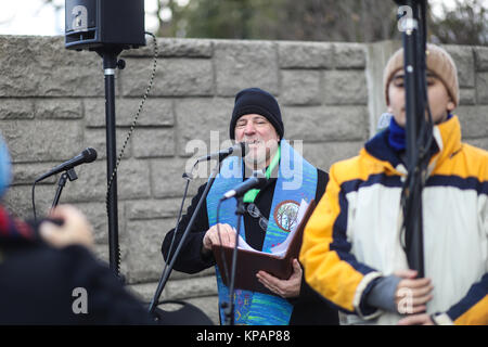 Fairfax, VA, USA. 14 Décembre, 2017. Vigile de la 60e à la mémoire de l'école élémentaire de Sandy Hook massacre a lieu en dehors de la National Rifle Association sur le cinquième anniversaire de la prise de vue. Credit : Nicole verre / Alamy Live News. Banque D'Images