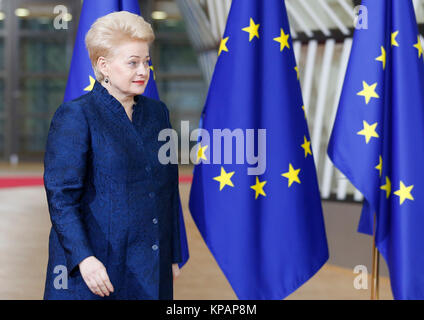 Bruxelles, Belgique. 14 Décembre, 2017. Le Président de la Lituanie Dalia Grybauskaite arrive au siège de l'UE pour un Sommet européen à Bruxelles, Belgique, le 14 décembre 2017. Credit : Ye Pingfan/Xinhua/Alamy Live News Banque D'Images