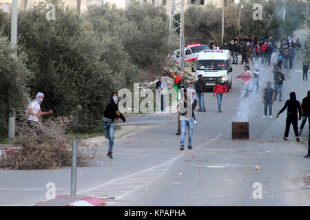 Al-Naqura, Cisjordanie. 14 décembre 2017 - Des affrontements éclatent dans la ville de Al-Naqura, près de la ville cisjordanienne de Naplouse entre les forces de sécurité israéliennes et les Palestiniens en colère contre Trump's viennent à Jérusalem. Il y a eu plusieurs affrontements entre Palestiniens et forces israéliennes en Cisjordanie, Gaza et Jérusalem Est, après le président américain, Donald Trump's reconnaissance de Jérusalem comme capitale d'Israël. Credit : ZUMA Press, Inc./Alamy Live News Banque D'Images