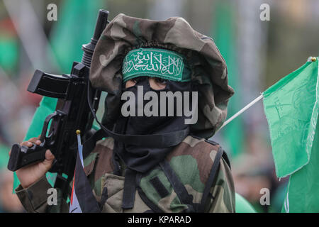 La ville de Gaza, Gaza. 14 Décembre, 2017. Des partisans du Hamas palestinien assister à un rassemblement marquant le 30e anniversaire du Hamas à Gaza, Gaza, 14 décembre 2017. Credit : Wissam Nassar/dpa/Alamy Live News Banque D'Images