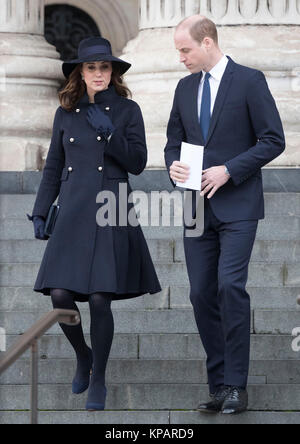 Londres, Royaume-Uni. 14 Décembre, 2017. Le prince William et son épouse Catherine quitte le Service Commémoratif National tour Grenfell à la Cathédrale St Paul à Londres, la Grande-Bretagne, le 14 décembre 2017. Un grand service commémoratif a eu lieu jeudi ici pour les victimes de l'incendie qui a coûté la tour de Grenfell 71 vit le 14 juin. Source : Xinhua/Alamy Live News Banque D'Images