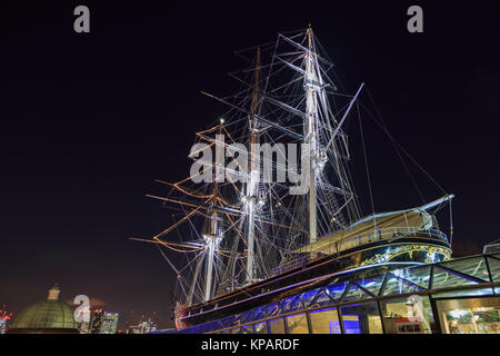 Greenwich, Londres, Royaume-Uni, le 14 décembre 2017. Historique Le plateau clipper Cutty Sark, un jalon dans Maritime Greenwich, s'allume en plein montage des lumières de Noël pour une ambiance festive par une froide nuit d'hiver claire mais à Londres. Credit : Imageplotter News et Sports/Alamy Live News Banque D'Images