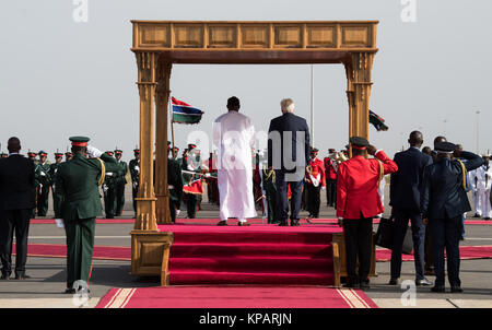 Banjul, Gambie. 14 Décembre, 2017. Le Président de la Gambie Adama Barrow bowes out Président allemand Frank-Walter Steinmeier (R) à l'aéroport de Banjul, Gambie, 14 décembre 2017. Steinmeier a visité le pays, le Ghana et la Gambie au cours de sa visite de quatre jours dans la région. Crédit : Bernd von Jutrczenka/dpa/Alamy Live News Banque D'Images