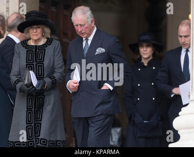 Londres, Royaume-Uni. 14 Décembre, 2017. Le Prince Charles (2L, à l'avant) et son épouse Camilla (1re L, avant) quitter le Service Commémoratif National tour Grenfell à la Cathédrale St Paul à Londres, la Grande-Bretagne, le 14 décembre 2017. Un grand service commémoratif a eu lieu jeudi ici pour les victimes de l'incendie qui a coûté la tour de Grenfell 71 vit le 14 juin. Source : Xinhua/Alamy Live News Banque D'Images