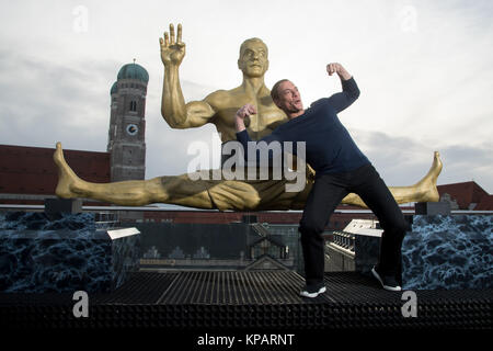 Munich, Allemagne. 14 Décembre, 2017. L'acteur Jean-Claude Van Damme pose au cours d'une conférence de presse à Munich, le 14 décembre 2017. Van Damme va jouer le personnage principal d'Amazon's nouvelle série "Jean-Claude van Johnson'. Photo : Tobias Hase/dpa/Alamy Live News Banque D'Images