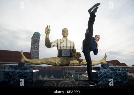 Munich, Allemagne. 14 Décembre, 2017. L'acteur Jean-Claude Van Damme pose au cours d'une conférence de presse à Munich, le 14 décembre 2017. Van Damme va jouer le personnage principal d'Amazon's nouvelle série "Jean-Claude van Johnson'. Photo : Tobias Hase/dpa/Alamy Live News Banque D'Images