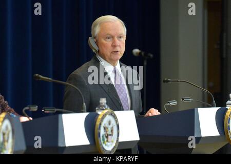 Washington DC, USA. 14 Décembre, 2017. Procureur général américain Jeff Sessions prononce une allocution à la deuxième session du dialogue stratégique entre les États-Unis et le Mexique à désorganiser les organisations criminelles transnationales au département d'Etat, 14 décembre 2017 à Washington, D.C. Crédit : Planetpix/Alamy Live News Banque D'Images