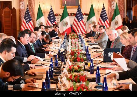 Washington DC, USA. 14 Décembre, 2017. La secrétaire d'État des États-Unis, Rex Tillerson, droite, accueille le deuxième Dialogue stratégique américano-mexicaine à désorganiser les organisations criminelles transnationales au département d'Etat, 14 décembre 2017 à Washington, D.C. inclus à la réunion sont le secrétaire à la sécurité intérieure, Kirstjen Nielsen, Procureur Général Jeff Sessions et leurs homologues mexicains, Secrétaire des affaires étrangères Luis Videgaray, secrétaire du gouvernement Miguel Osorio, et procureur général intérimaire Elias Beltran. Credit : Planetpix/Alamy Live News Banque D'Images