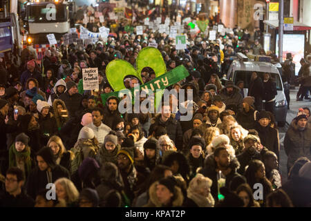 UK. Londres. Au nord de Kensington. Des centaines affluent pour le Grenfell marche silencieuse qui a eu lieu le 14 de chaque mois en solidarité et soutien à toutes les personnes touchées par la catastrophe de la tour de Grenfell. 14 décembre 2017 Crédit photo : ÊZute Lightfoot/Alamy Live News Banque D'Images