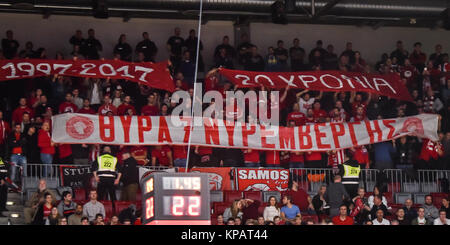 Bamberg, Allemagne. 14 Décembre, 2017. Deutschland, Bamberg, Brose Arena, 14.12.2017, Basketball - Euroleague - Brose Bamberg vs Olympiakos Le Pirée - Bild : c. lk. Olympicacos Article Ventilateur Crédit : Ryan Evans/Alamy Live News Banque D'Images